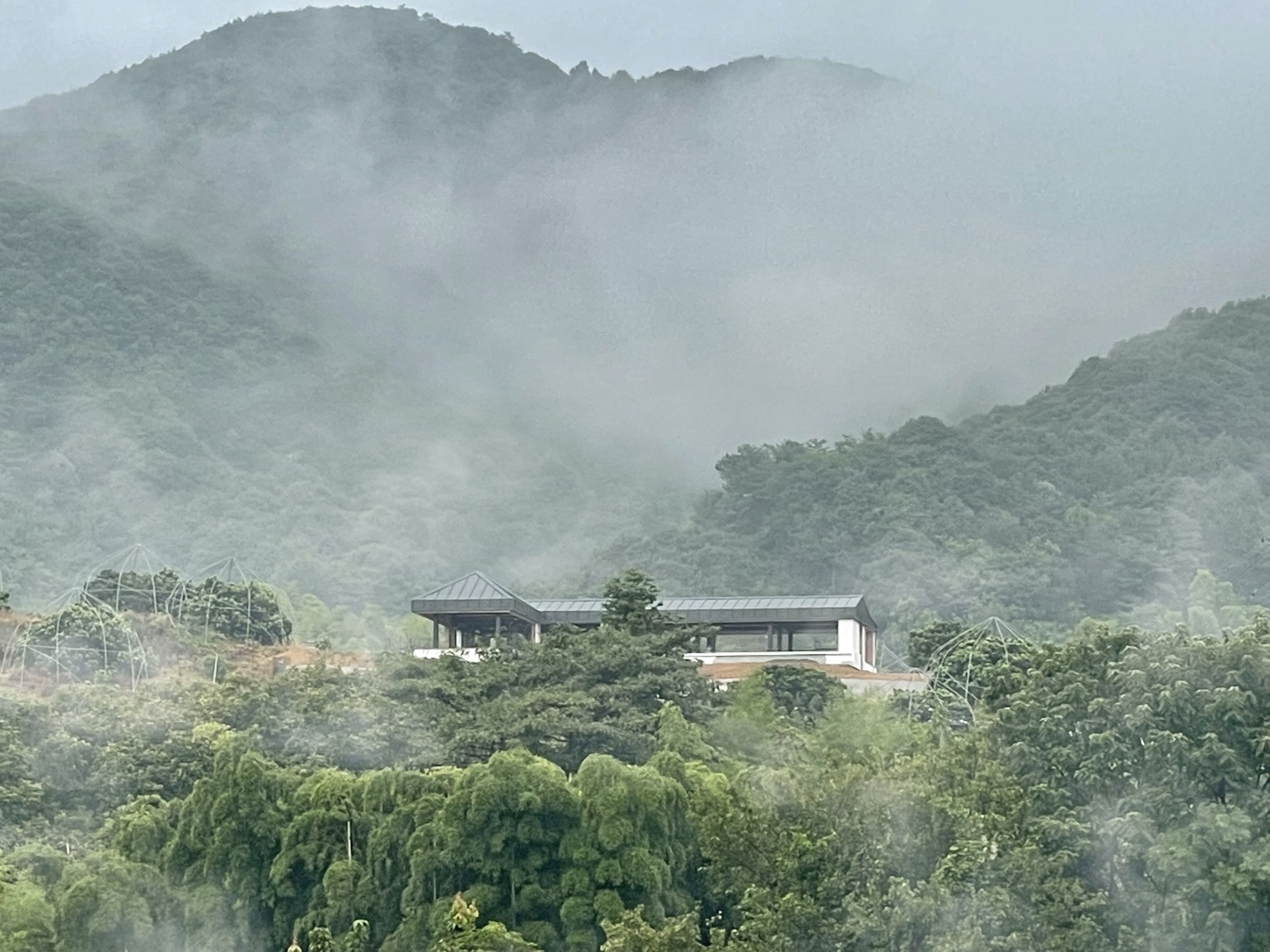 從山下看向建筑，View of the building from the bottom of the mountain  @李栽培-min.jpg