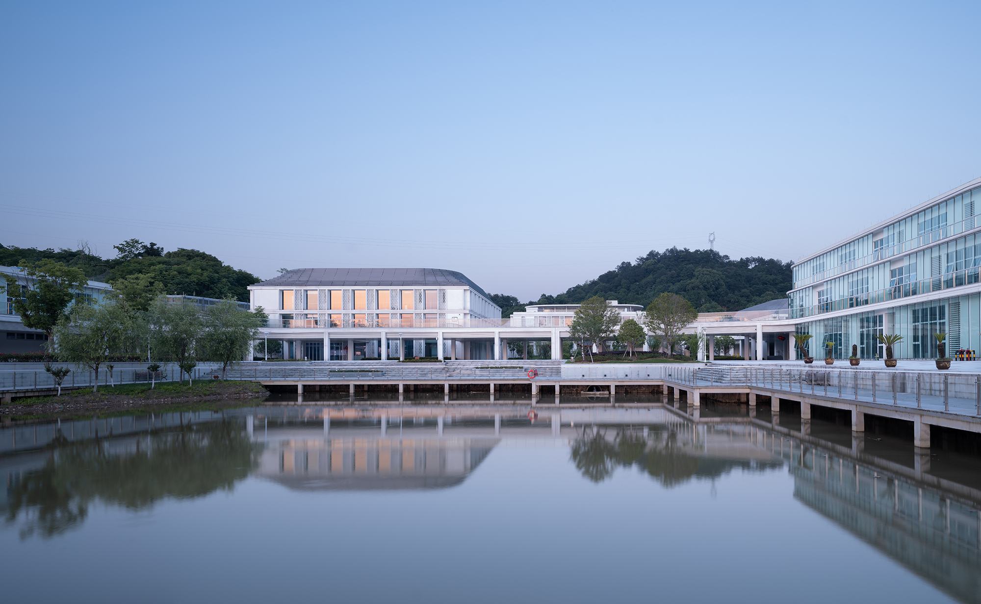 West Side Pond 西側(cè)水塘?趙強(qiáng).jpg