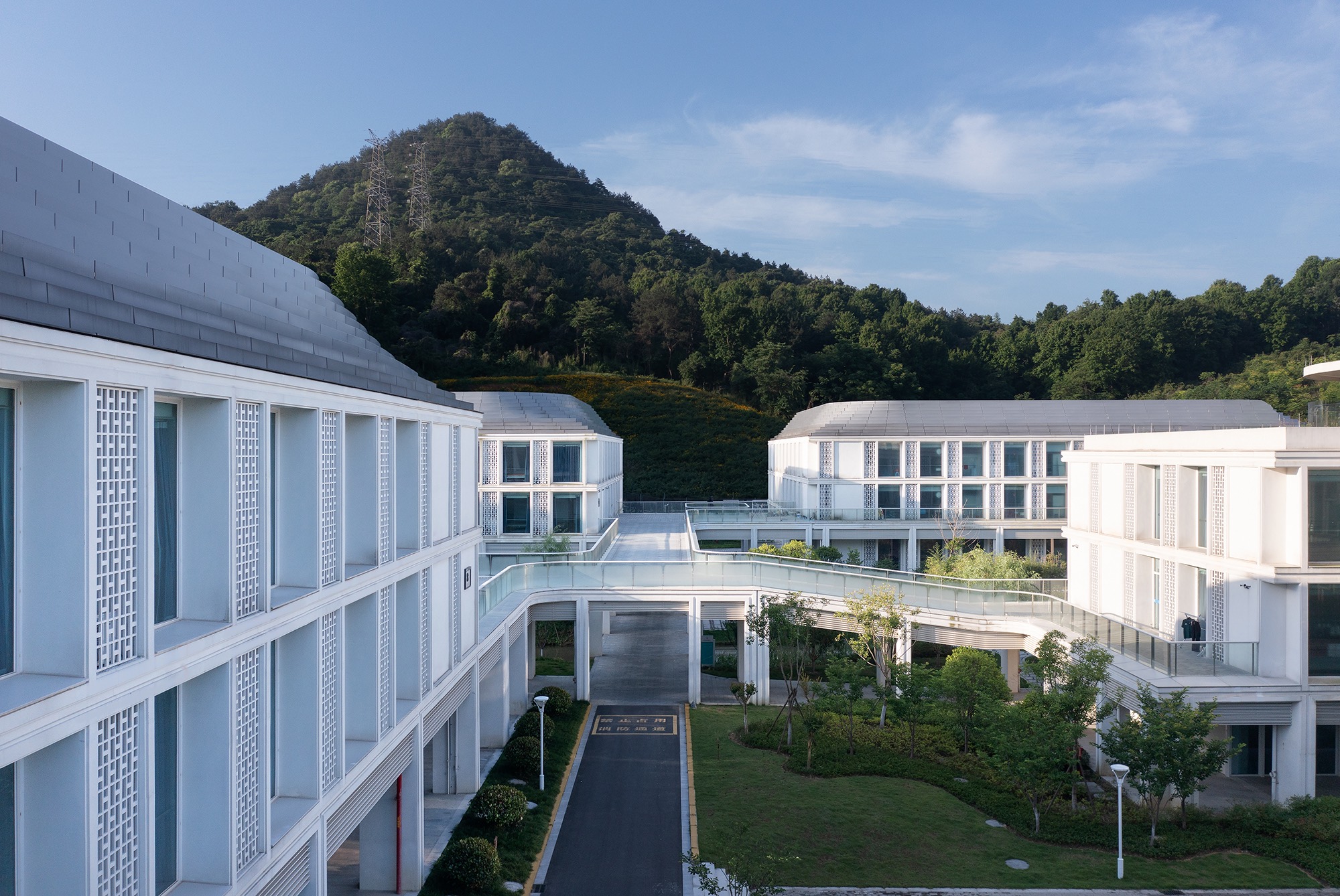 Surrounded by Mountains 山形環(huán)抱?趙強(qiáng).jpeg