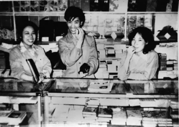1980年民生百貨商店本子柜組的營業(yè)員進(jìn)行交接班.jpg