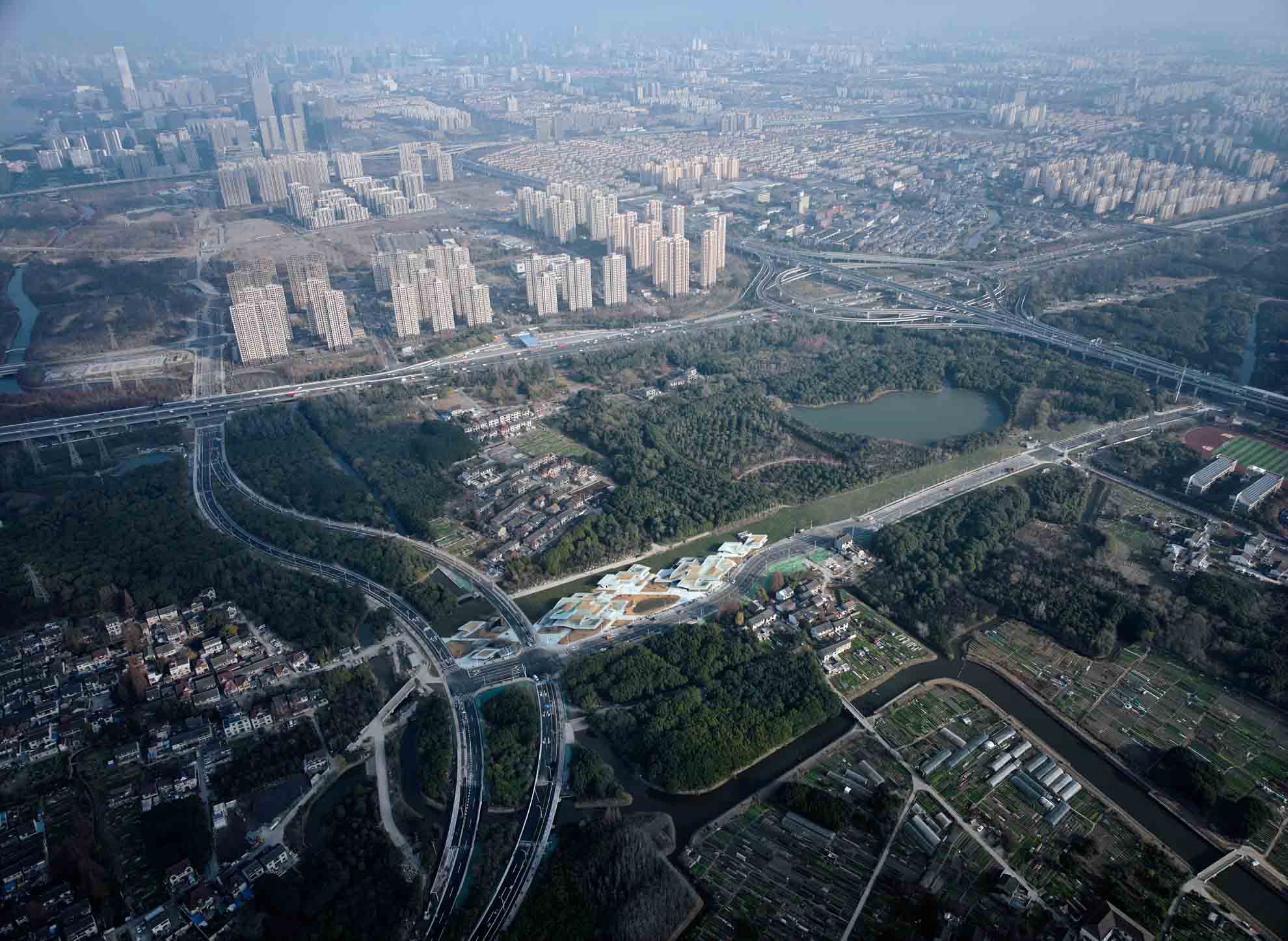 01_入林 總體鳥瞰，Aerial view of the site. &nbsp;?章魚見(jiàn)筑.jpg