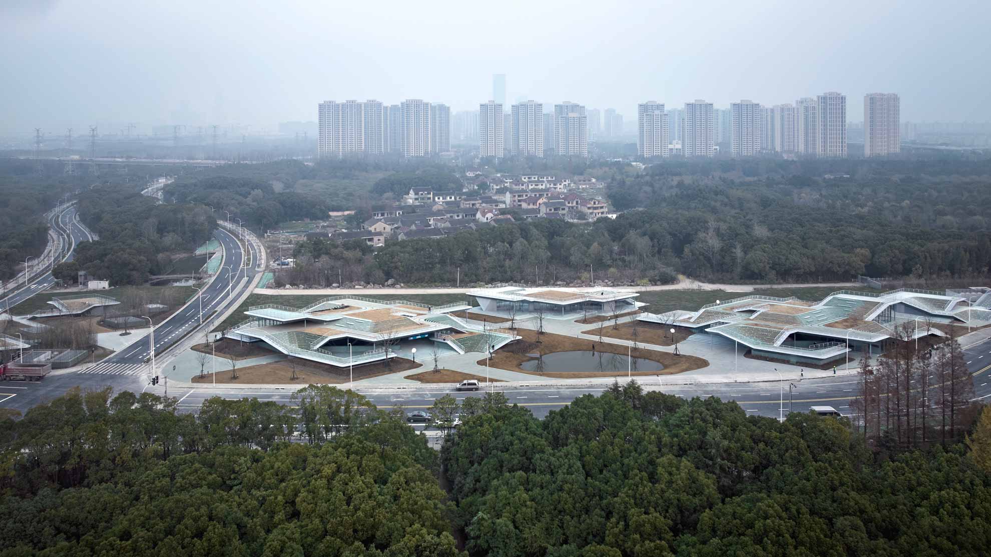 02_懸浮于林海之間的人工丘岳1，Artificial hills suspended among natural forests (1). &nbsp;?章魚見(jiàn)筑.jpg