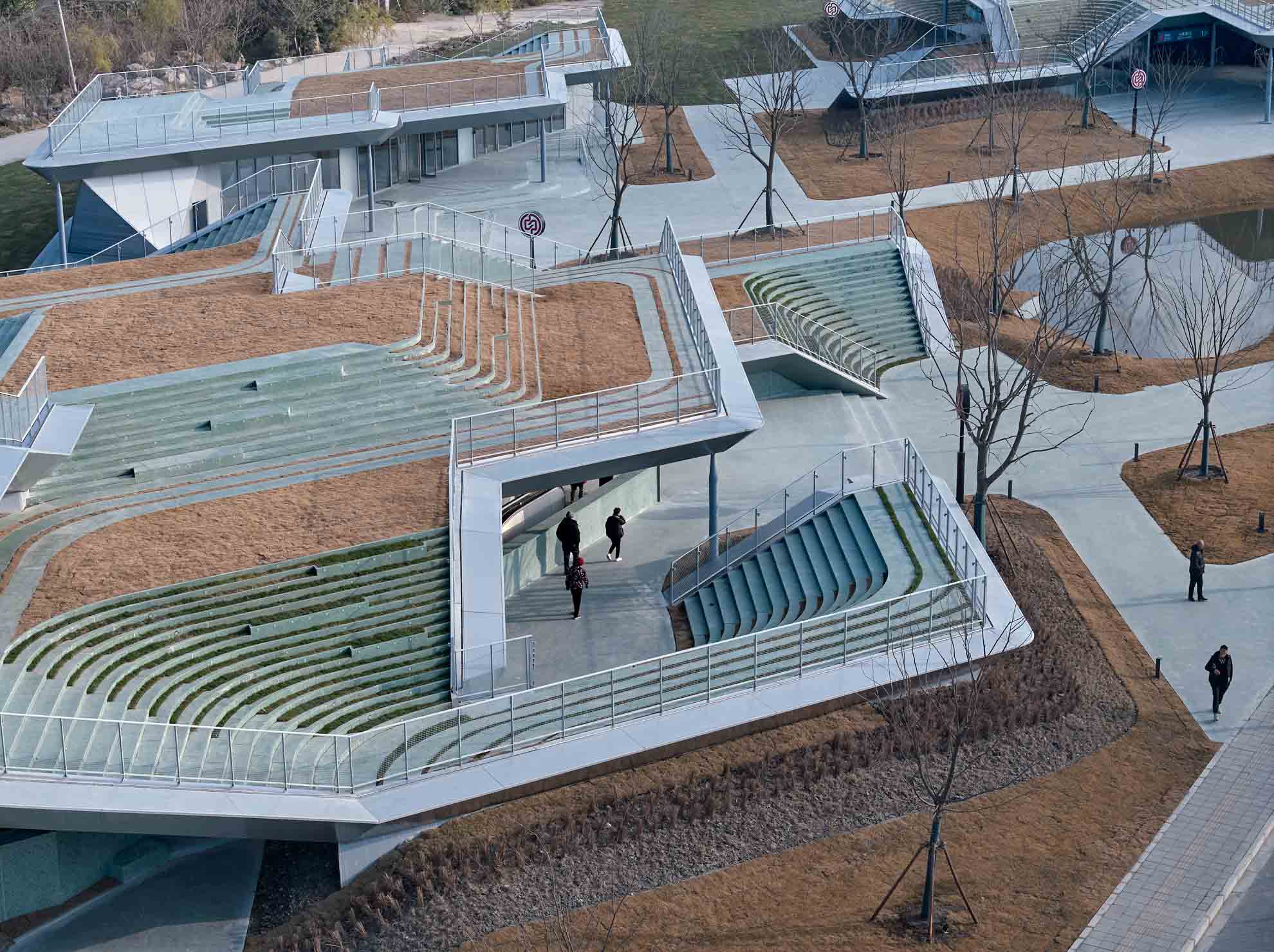 09_綠色浮島消解體量，The green floating islands visually reduce the volume of stations. &nbsp;&nbsp;?章魚見(jiàn)筑.jpg