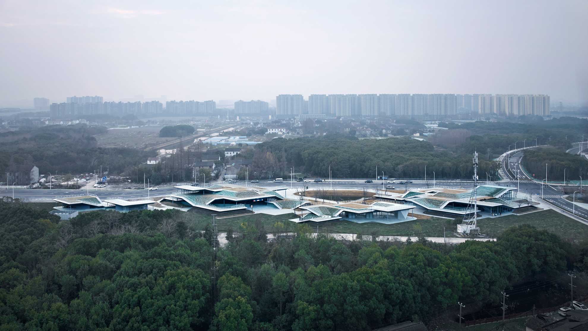 23_懸浮于林海之間的人工丘岳2，Artificial hills suspended among natural forests (2). &nbsp;?章魚見(jiàn)筑.jpg
