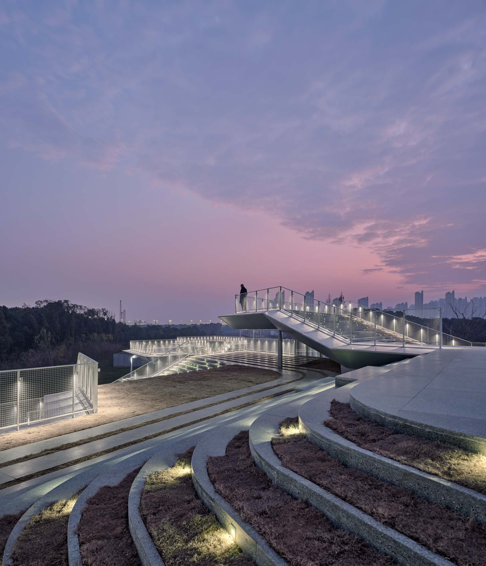 26_公園型站點(diǎn)夜景，Night view of the park-type station. &nbsp;?章魚見(jiàn)筑.jpg