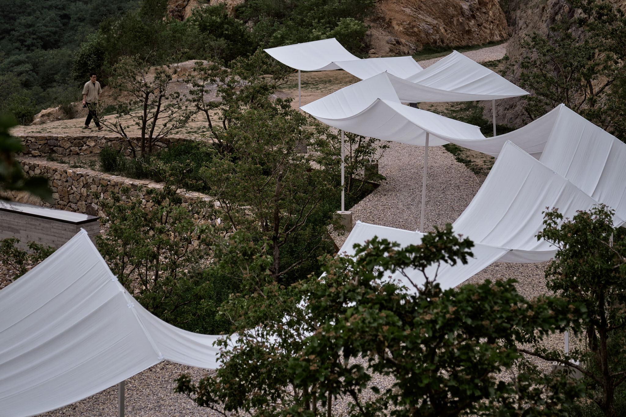 11_T型骨架允許懸掛的布料隨風(fēng)擺蕩 T-frame allows the hanging fabric to swing in the wind?雷壇壇Jonathan Leijonhufvud.jpg