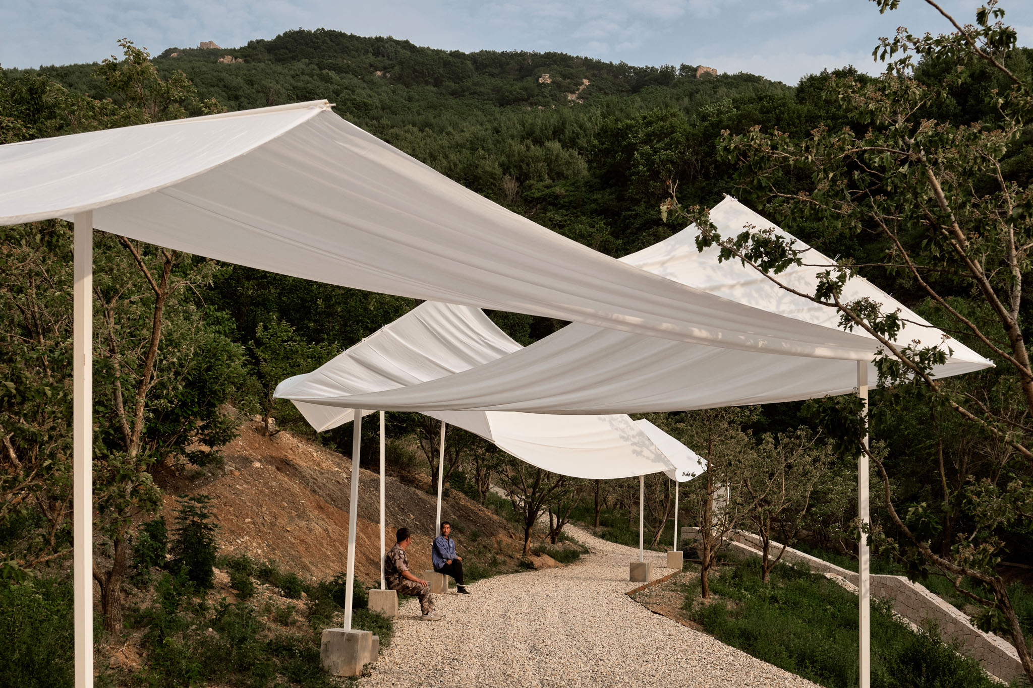 09_裝置為訪客帶去一絲庇護(hù) Installation provides shelter for visitors?雷壇壇Jonathan Leijonhufvud.jpg