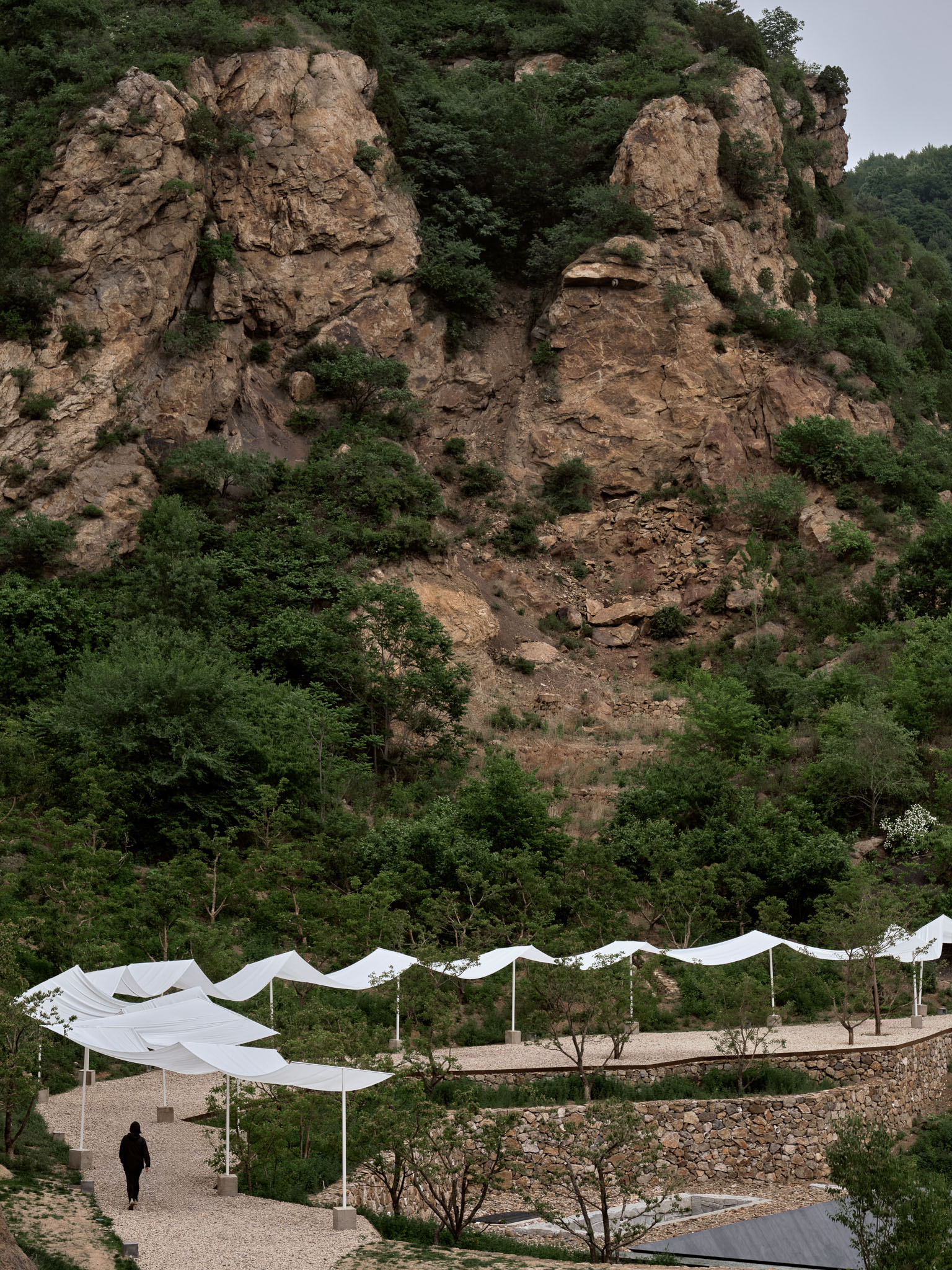 04_訪者在起伏的風(fēng)幡下穿行 Visitor walked under undulating wind flags?雷壇壇Jonathan Leijonhufvud.jpg
