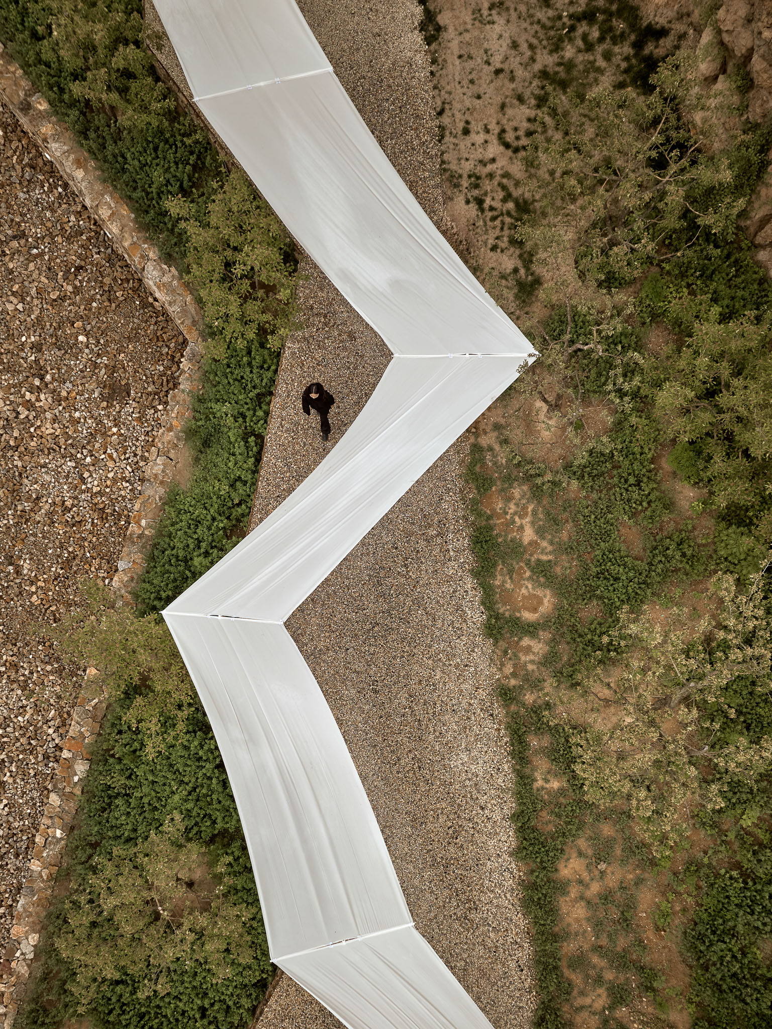 07_裝置結(jié)構(gòu)可根據(jù)展道靈活調(diào)整 Structure of the installation can be flexibly adjusted according to the path?雷壇壇Jonathan Leijonhufvud.jpg