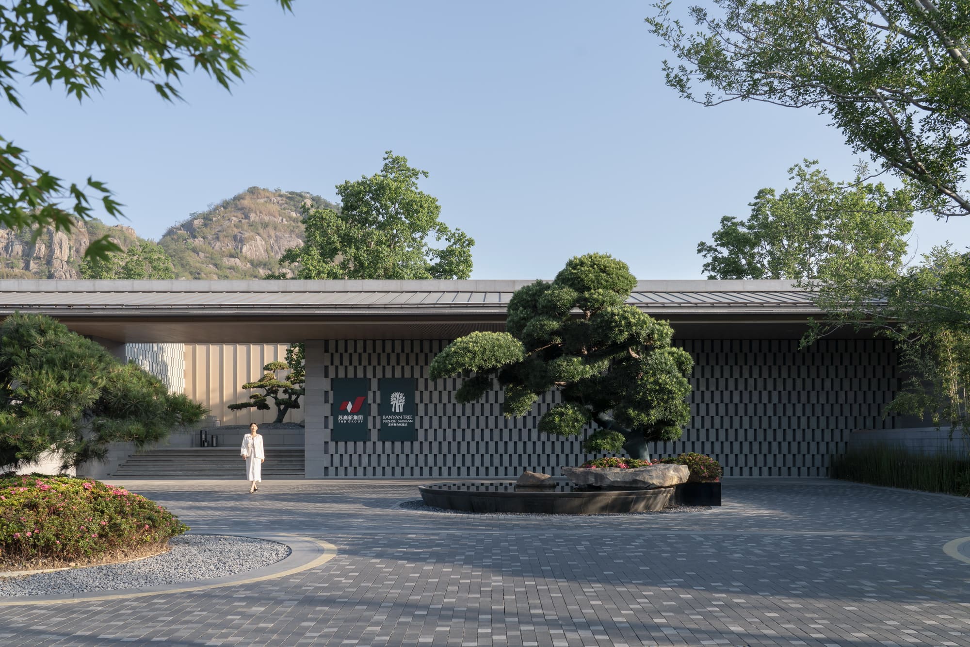 【02】內(nèi)部地坪在入口基礎(chǔ)上抬升，保證酒店隱私性 ?此間建筑攝影.jpg