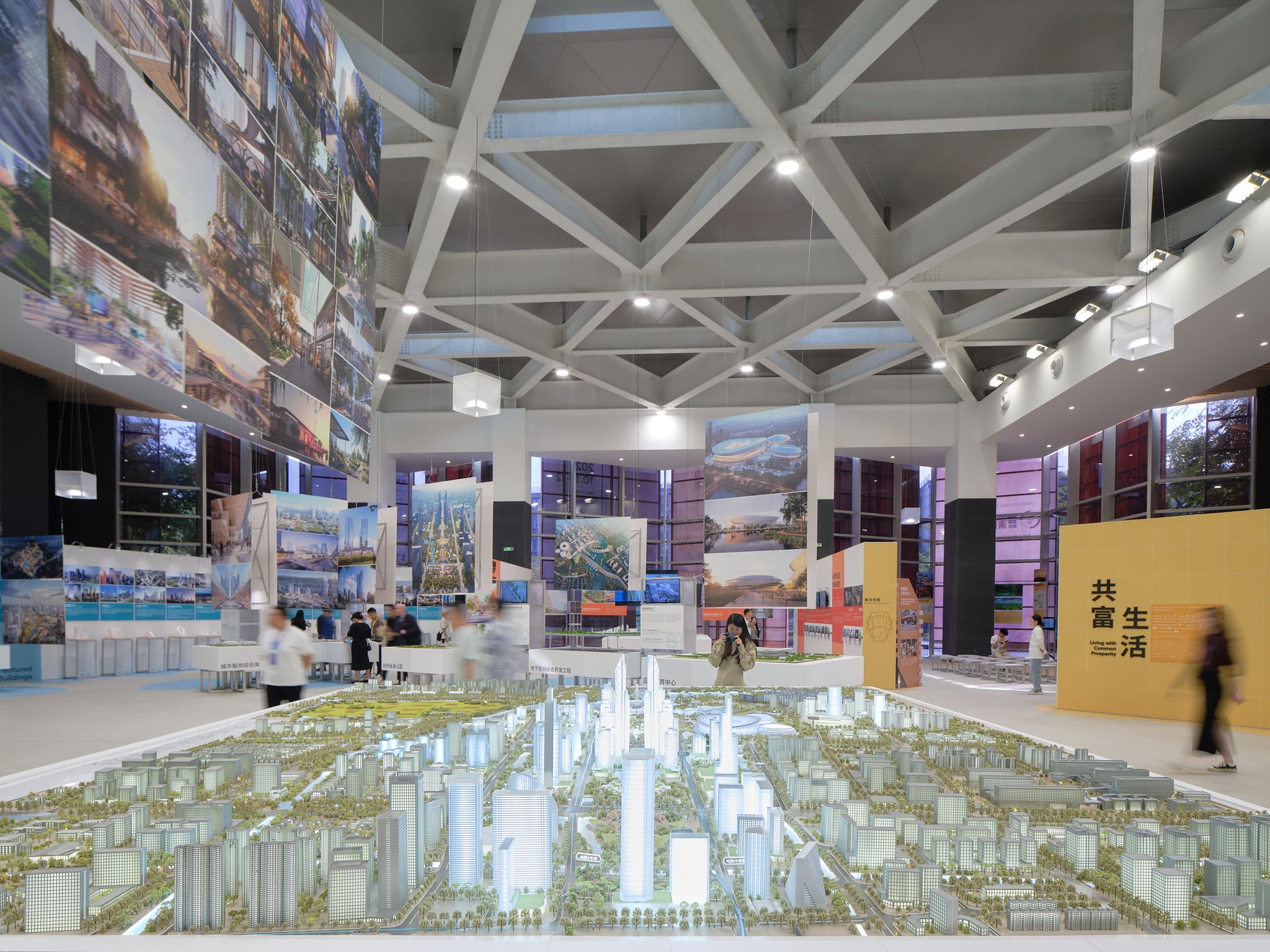 圖2 主展廳核心區(qū)域，central exhibition hub ?梅可嘉.jpg