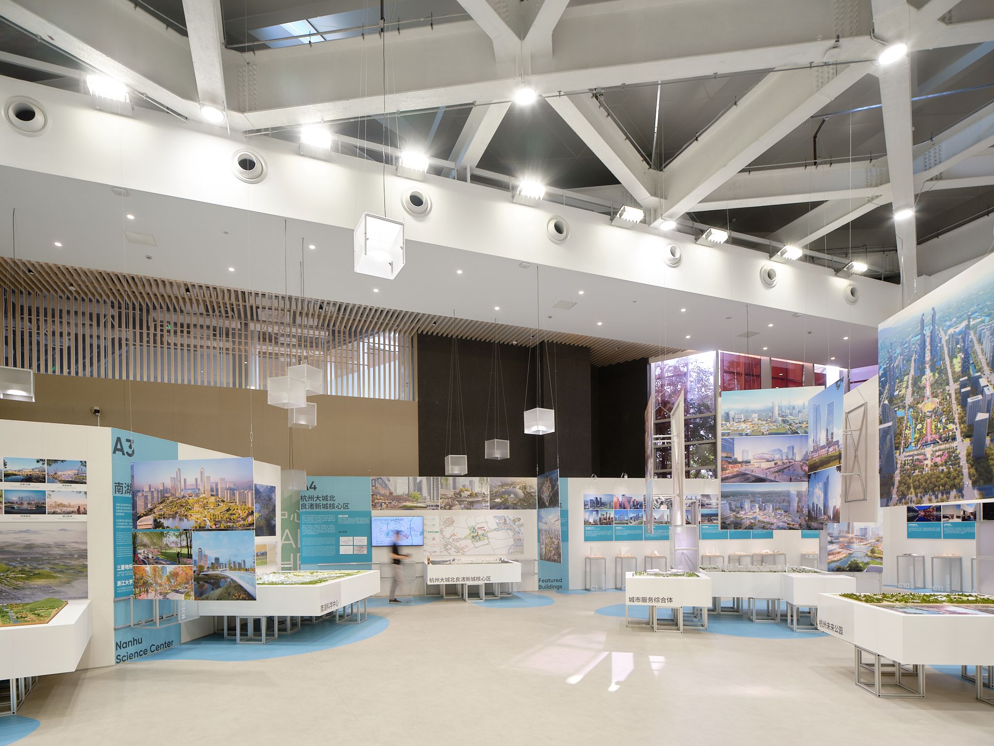 圖3 光影下的展廳，gallery bathed in light ?梅可嘉.jpg