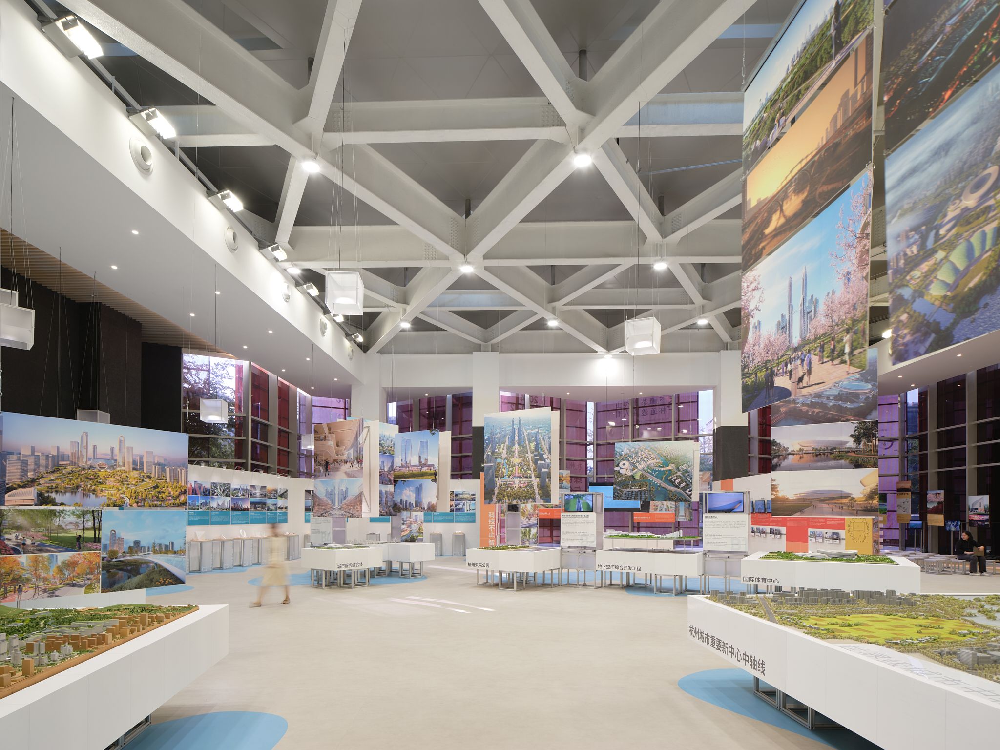 圖13 可回收的輕質(zhì)鋁型材模型展臺如同漂浮的島嶼，Recyclable aluminum display platforms appear as floating islands ?梅可嘉.jpg