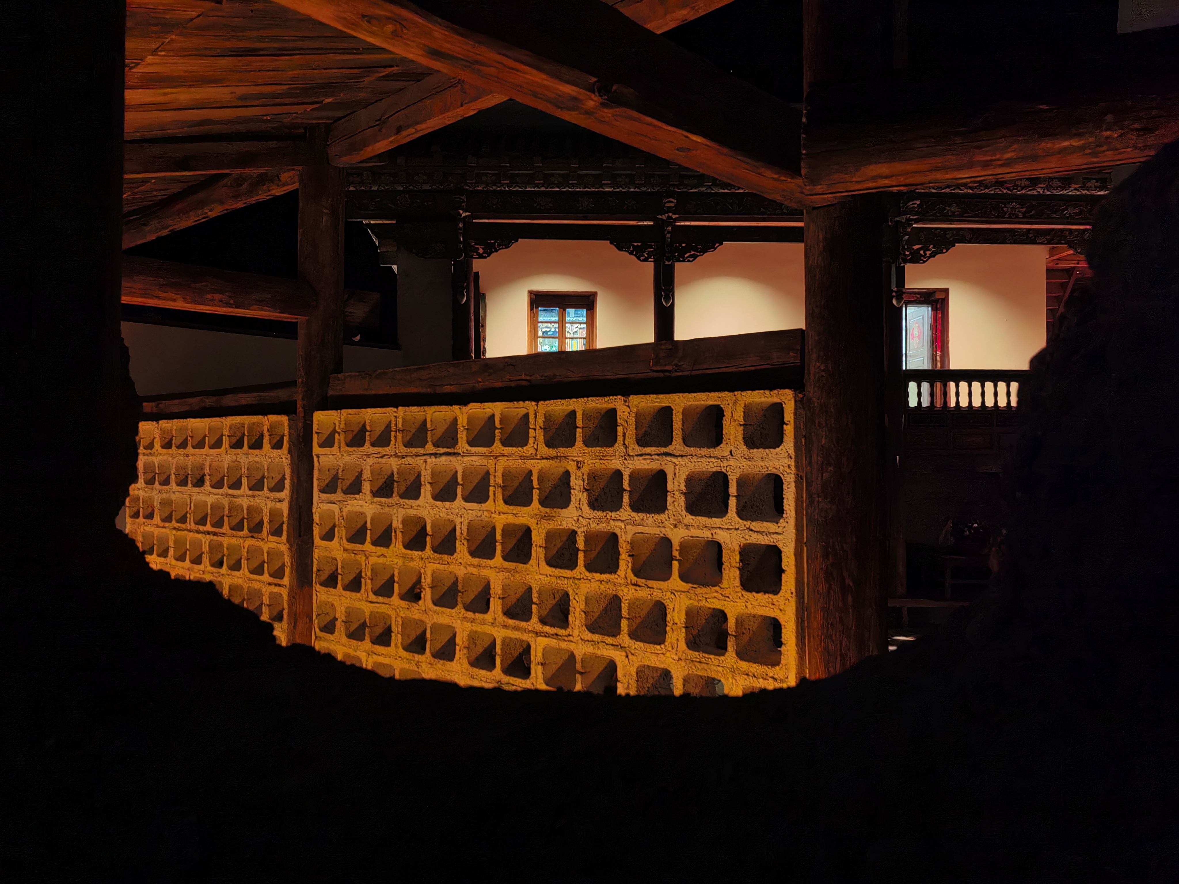 1763089564113460jhg8.jpg 27_局部夜景_保留殘破夯土墻與新建空心磚經(jīng)墻_王劍峰.jpg