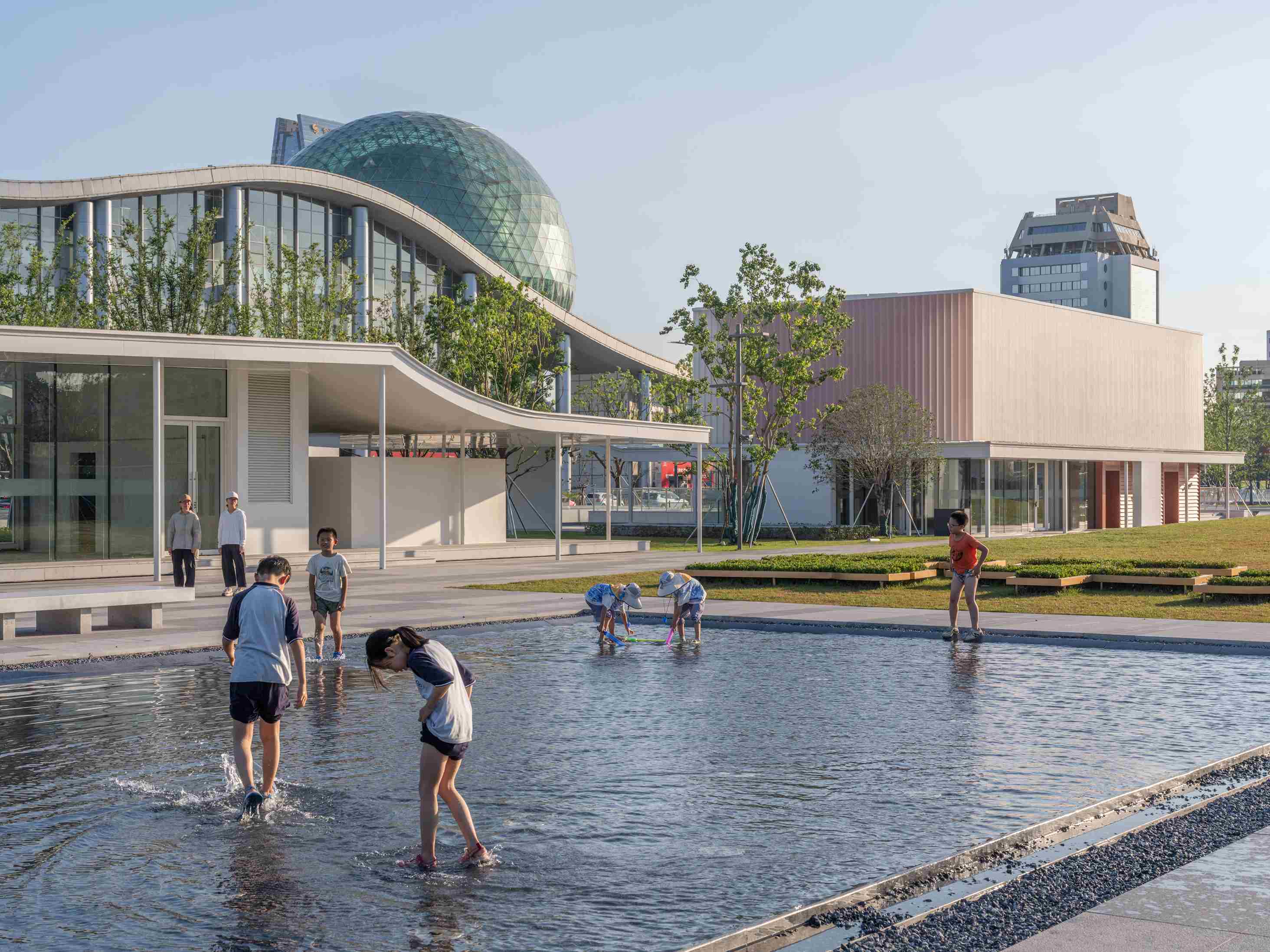 17701917814272800MUn.jpg 07-1水池與紅盒子 Water feature near the red box ?田方方 Fangfang Tian_9.jpg