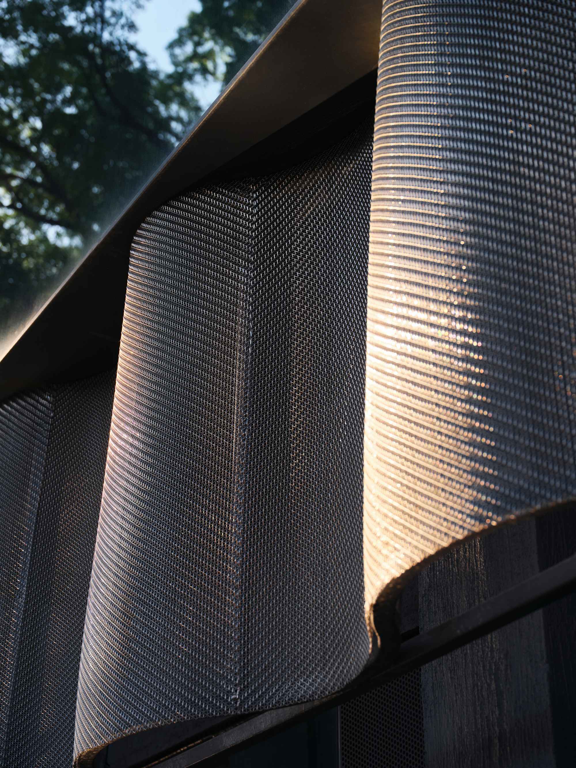 35_ 弧形穿孔鋁板細節(jié) Detail of the Curved Perforated Aluminum Panel ?英蓋樂銳 ingallery_11.jpg