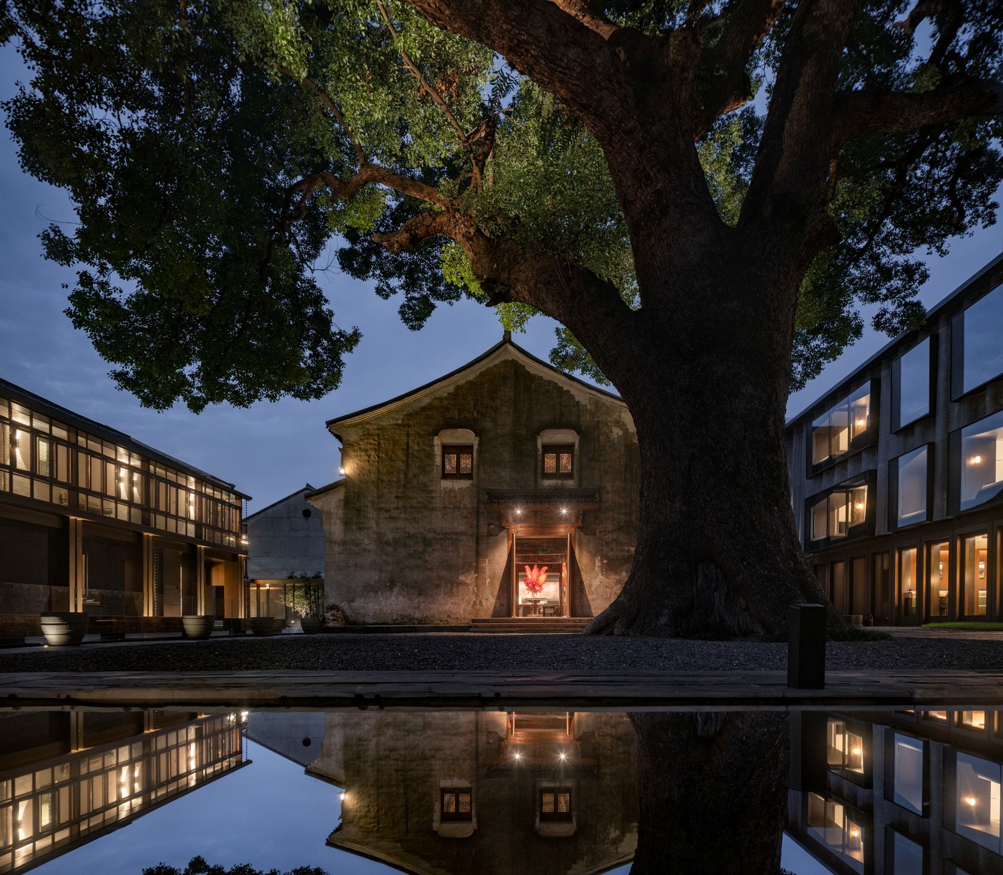 52_ 香樟庭院夜景 Camphor Courtyard Night View ?山間影像 Shan-Jian images.jpg
