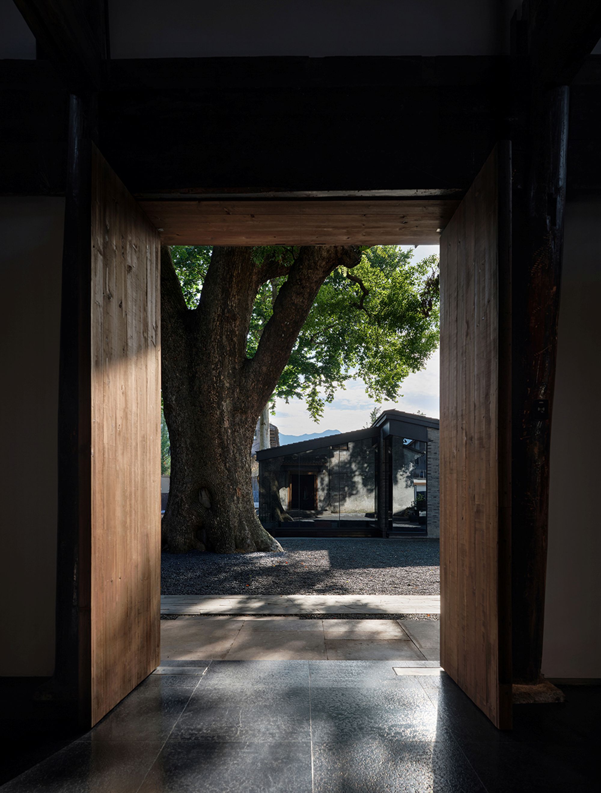 45_ “開門見樹”的接待大堂 Hotel Lobby with a Tree at First Sight ?英蓋樂銳 ingallery.jpg